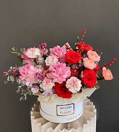 Композиция "Saffronade" из роз, гвоздик, и голландской зелени