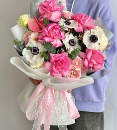 Букет "Sonja" из роз, лизиантусов, антуриума и анемона