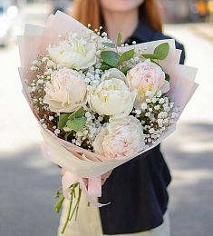 Букет "Пифия" из пионов, гипсофил и эвкалипта