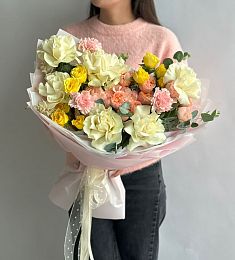 Букет "Солнечное сияние" из гортензий, гвоздик и роз