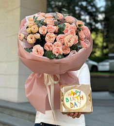 Сет "Ваниль" букет пионовидных спрей роз и бенто тортик