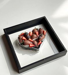 Клубничный бокс "Счастливый" S клубника в итальянском шоколаде с декором из свежей клубники и голубики в коробке в форме сердца. 