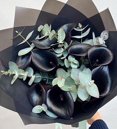 Букет "Гаятри" из калл и эвкалипта