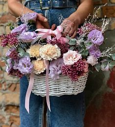 Композиция в корзине "Magnificent" из гвоздик и лизиантуса