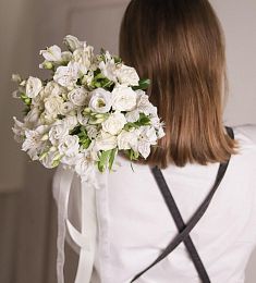 Букет невесты "Искрящаяся гармония" из альстромерий, лизиантусов и спрей роз