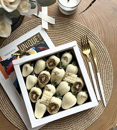 Клубничный бокс "Киви" клубника в белом шоколаде с шоколадными плиточками и декором из киви