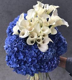 Композиция "Volcano" из гортензий и калл