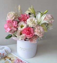 Композиция "Flavia" из роз, лилий и лизиантусов в коробке