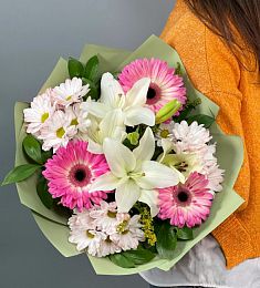 Букет "Эльми" с герберой, хризантемой и лилией. 