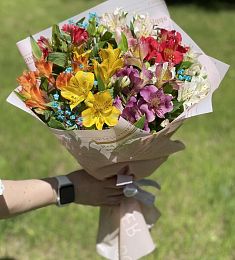 Букет " Вибрация радуги" из 11 альстромерий и гипсофилы