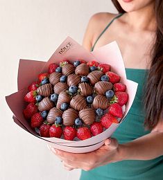 Клубничный конус "Эмилия" из клубники в шоколаде и ягод