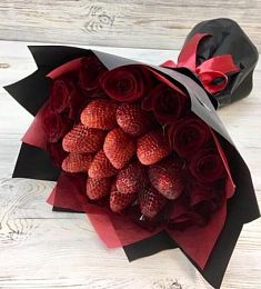 Букет из ягод и цветов "Трюфельная ягодка"