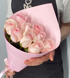 9 нежных голладнских роз в оформлении