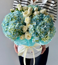 Композиция в коробке "Азалия" из роз и гортензий