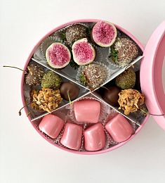 Фруктовый бокс "Radiance" бананы, вишня и клубника  в шоколаде