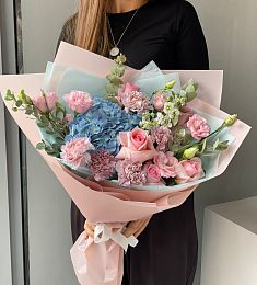 Букет «Безмятежность» из гортензии, гвоздик, роз и лизиантусов