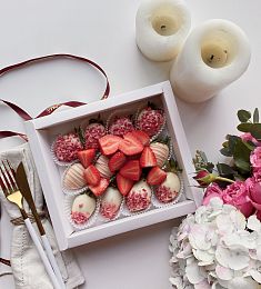 Клубничный бокс "Клубничная нежность" клубника в белом шоколаде и нарезка из свежих ягод