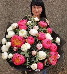 Букет "Нежный подарок" из 37 пионов