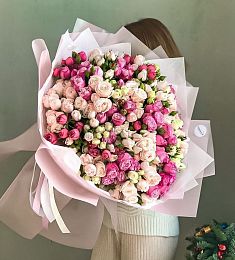 Букет из 55 спрей роз в премиальном оформлении