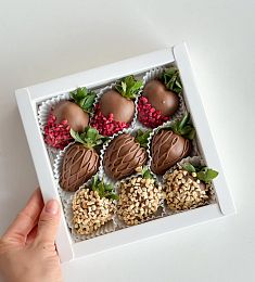 Клубничный бокс "Муза" клубника в молочном шоколаде