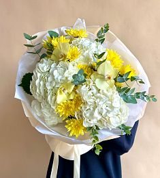 Букет "Трикси" из гортензии, хризантем и орхидей