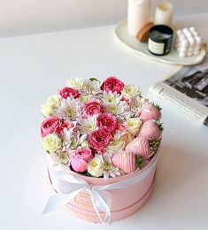 Клубника в шоколаде с спрей розами, хризантемой  "Жозефина" S 