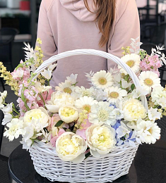 Композиция "Баунти" из маттиолы, гербер, гортензий и пионов