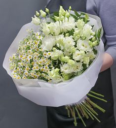 Букет "Клеотея" с ромашкой, лизиантусом и папоротником