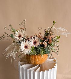 Композиция в тыкве "October wibe" из хризантем, гербер и зелени