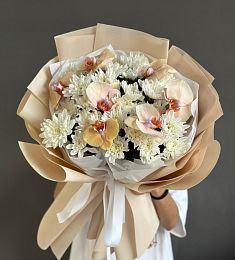 Композиция "Chialara" из хризантем и орхидей