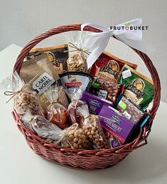 Корзина "Уильям" с шоколадом, кофе, сыром и орехами