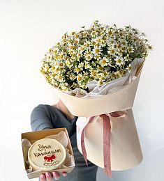 Сет "Ура каникулы" букет из ромашек и бенто тортик