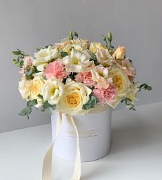 Композиция "Dafna" из гвоздики, лизиантуса и розы в коробке