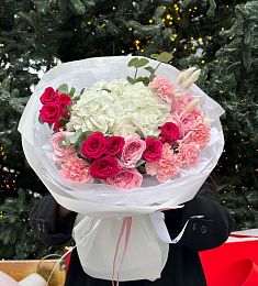 Букет "Сказочный лес" из гортензии, гвоздик и роз