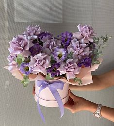 КОМПОЗИЦИЯ В КОРОБКЕ "ЖОЗЕЛЬ" из роз и лизиантусов