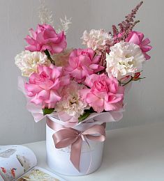 Композиция "Adelaide"  из роз и лизиантусов в коробке