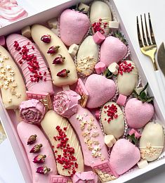 Фруктовый бокс "Ассорти Pink" клубника, бананы и финики в шоколаде в розовых оттенках