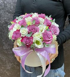 Букет в коробке "Berry cake" из роз и лизиантусов. 