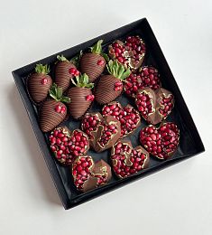 Клубнично-гранатовый бокс "Роузи" клубника и гранат в молочном шоколаде