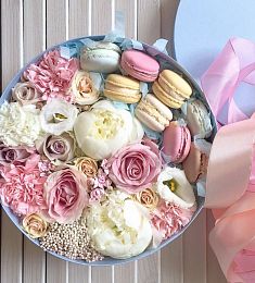 Букет "Emely" из цветов и макарун