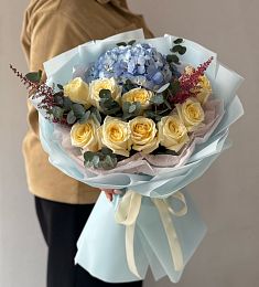 Букет "Энергия жизни" из гортензии, роз и эвкалипта