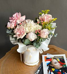 Композиция "Honeydew" из роз, гортензии, пионов и голландской зелени