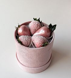 Клубничный бокс "Лиана" клубника в розовом шоколаде