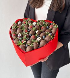 Клубничный бокс "Мулен Руж" S клубнка в итальянском молочном шоколаде