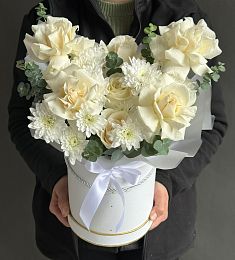 Композиция "Harmonybloom" из роз, хризантем и эвкалипта