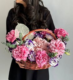Композиция "Rui" из лизиантсов и роз в корзине