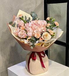 Букет "Эли" из гортензий, роз и гвоздик