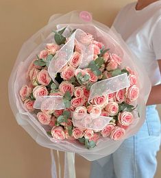 Букет "Эстер" из спрей роз в оформлении