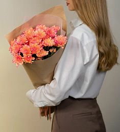 5 оранжевых кустовых хризантем балтика в минималистичном оформлении