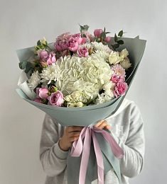 Букет "Сказочный сад" из гортензий, спрей роз и хризантем